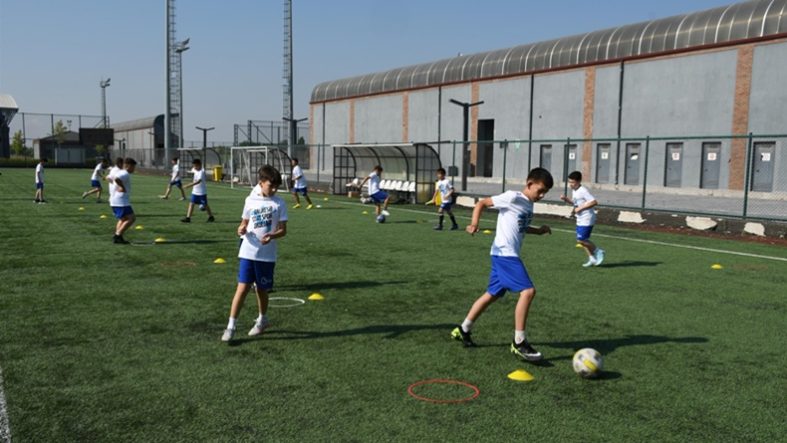 Büyükşehir Yaz Spor Okulları Sağlıklı Nesiller Yetiştiriyor (1)
