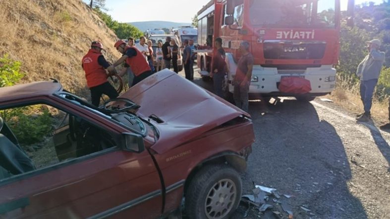 Dursunbey'de trafik kazası 3 yaralı