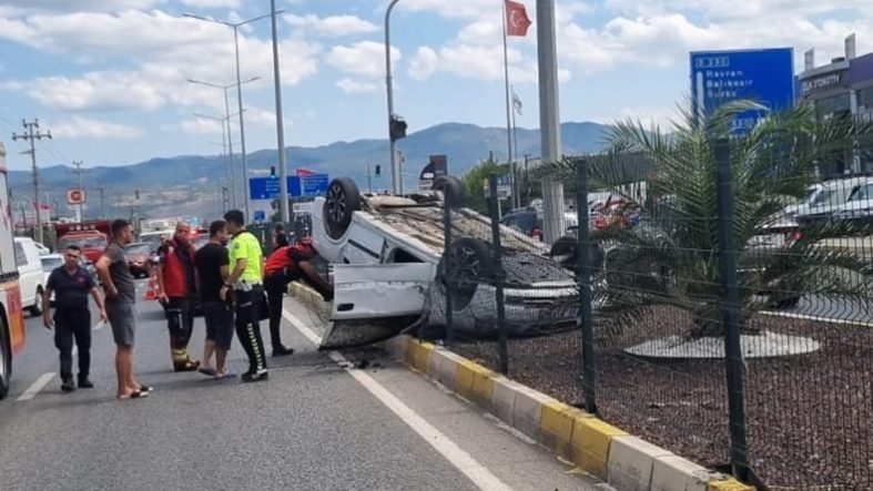Edremit'te Feci Kaza! Tıra Arkadan Çarpan Otomobil Takla Attı 1 Yaralı