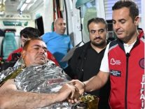 YANGINDA İHA MUHABİRİ VE İTFAİYE DAİRE BAŞKANI YARALANDI İHLAS HABER AJANSI MUHABİRİ, İTFAİYE DAİRE BAŞKANI İLE BİRLİKTE İTFAİYE VE ORMAN PERSONELİ 5 KİŞİ YARALANDI