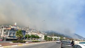 Kazdağı eteklerinde yamaçlardaki evler alevlerle burun buruna