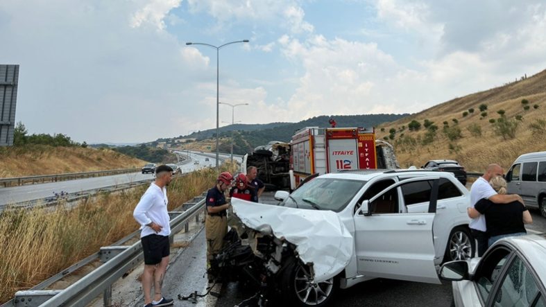 Susurluk'ta Otoyolda Kaza Kamyon Sürücüsü Yaralandı (1)