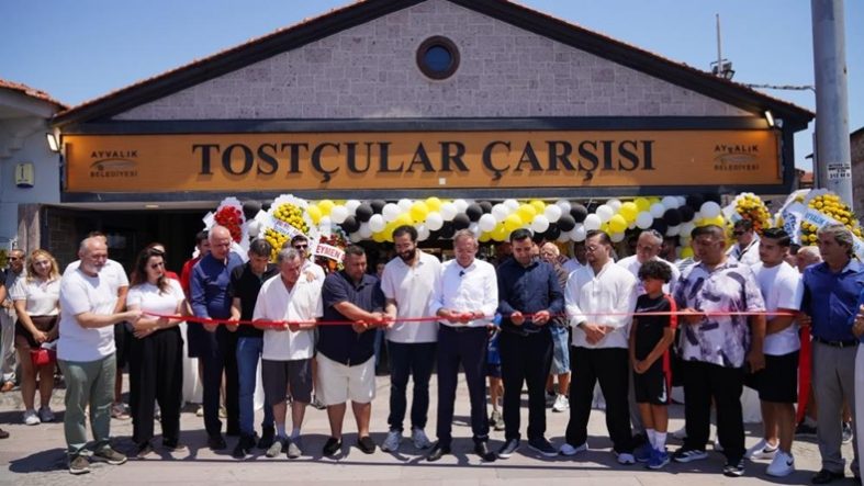 Tarihi Ayvalık Tostçular Çarşısında örnek iş birliği
