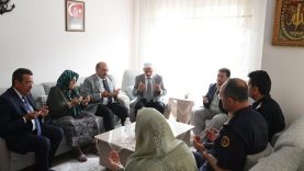Vali Ustaoğlu 15 Temmuz şehitlerinin ailelerini ziyaret etti