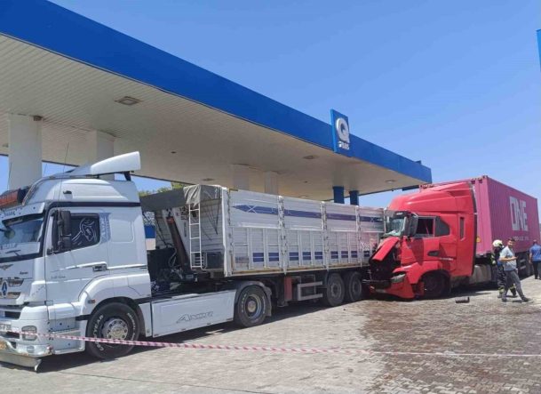 Baygınlık geçiren tır şoförü istasyonda yakıt alan başka bir tıra çarptı