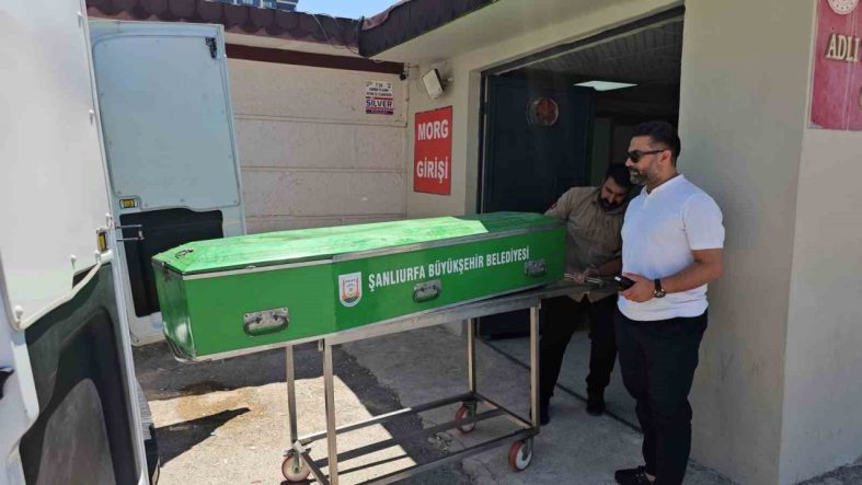 Boş arazide battaniyeye sarılı erkek cesedi bulundu