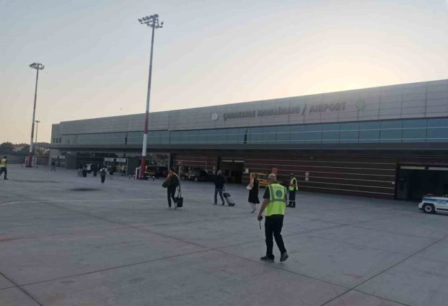 Brüksel’den gelen yolcu uçağı Çanakkale Havalimanı’na iniş yaptı