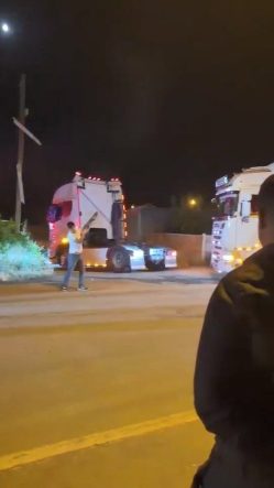 Elazığ’da düğün konvoyunda pompalı tüfekle havaya ateş açan şahıs kamerada