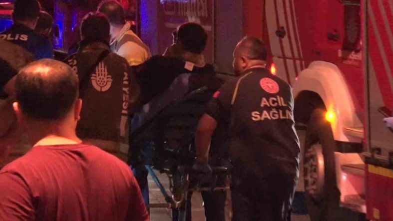 Fatih’te 4 katlı binada çıkan yangında bir itfaiye eri yaralandı