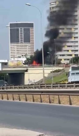 Kartal’da seyir halindeki araç alevlere teslim oldu