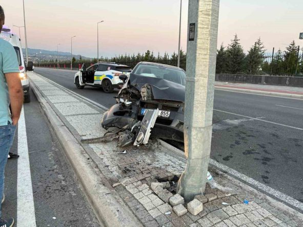 Kayseri’de otomobil aydınlatma direğine çarptı: 1 yaralı