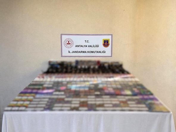 Kemer’de kaçak sigara operasyonu: Bin paket kaçak sigara ele geçirildi