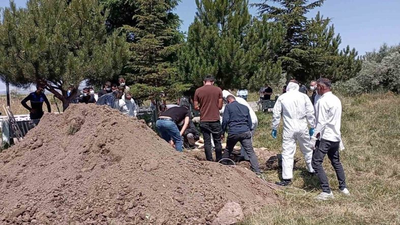 Kene tutunması sonucu ölen Dursun Almamış, KKKA tedbirleri alınarak defnedildi