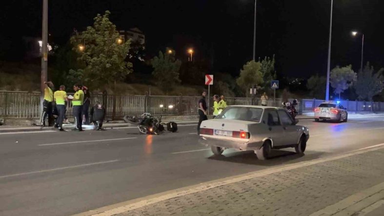 Kontrolü kaybolan motosikletli polis direğe çarptı: 1 yaralı