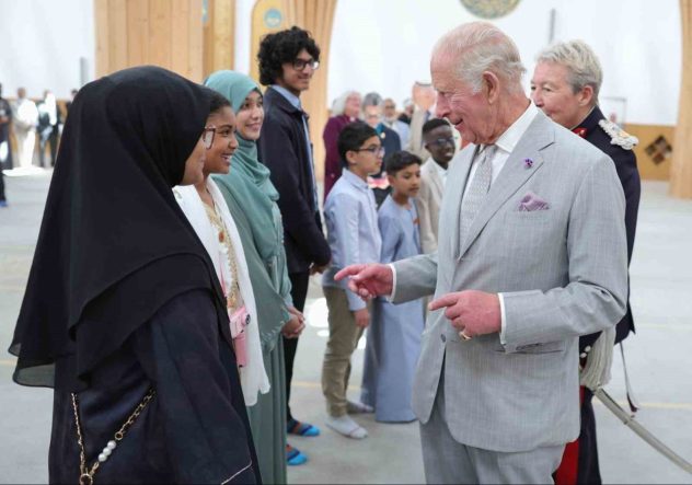 Kral III. Charles, Cambridge’de Avrupa’nın ilk ekolojik tasarımlı camisini ziyaret etti