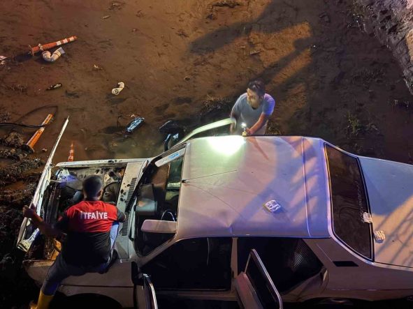 Osmaniye’de otomobil köprüden kanala düştü: 4 yaralı