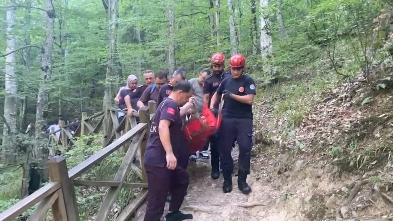 Oylat Şelalesi’nde düşen kadın, ekiplerin zorlu çalışmasıyla kurtarıldı