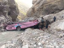 Pakistan’da yolcu otobüsü dev çukura uçtu: 40 ölü