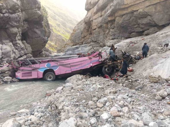 Pakistan’da yolcu otobüsü dev çukura uçtu: 40 ölü
