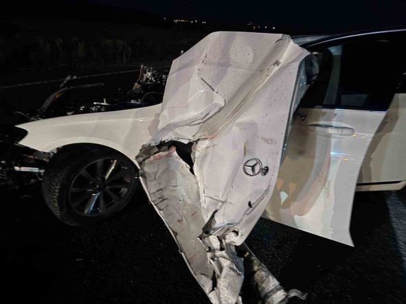 Sivas’ta traktöre çarpan Mercedes hurda yığınına döndü: 4 yaralı