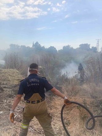 Susurluk’ta çıkan yangında 1 ton saman kullanılamaz hale geldi