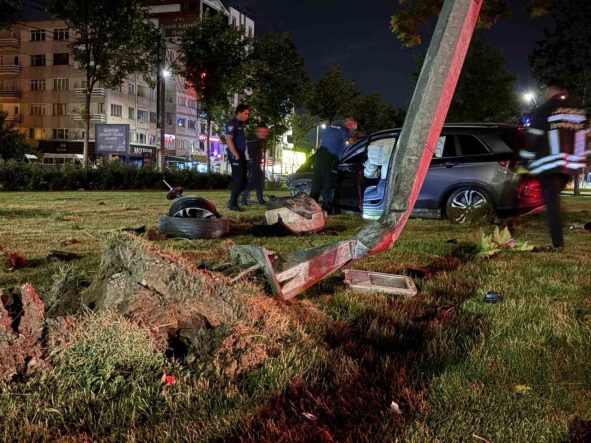 Virajı alamayan SUV araç aydınlatma direğini yerinden söktü: 1 yaralı