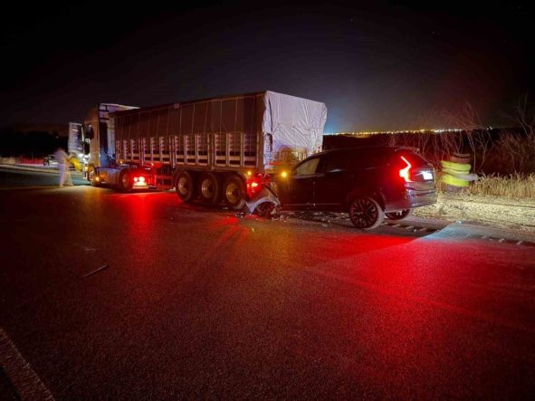 Yozgat’ta otomobil tıra çarptı: 3 yaralı