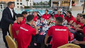 AK Parti'den Balıkesirspor'a Bin Formalık Destek Şehrin Ortak Değeri İçin El Ele (2)