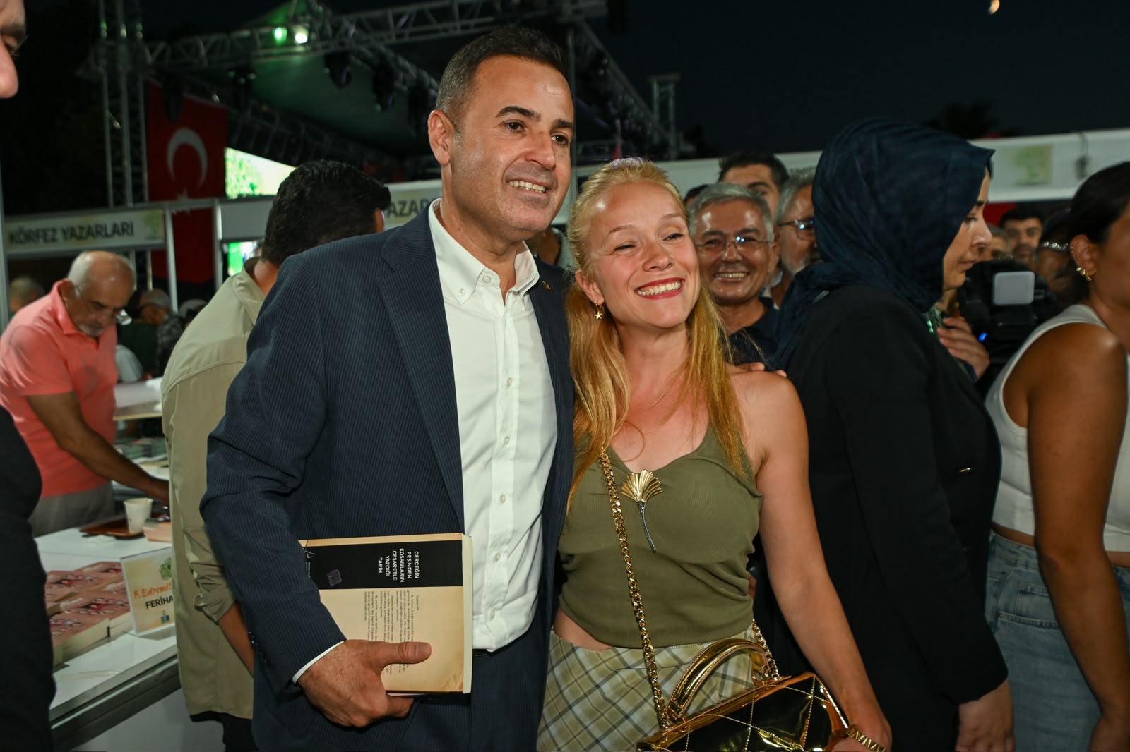 Akın, 8. Edremit Kitap Fuarı’na katıldı