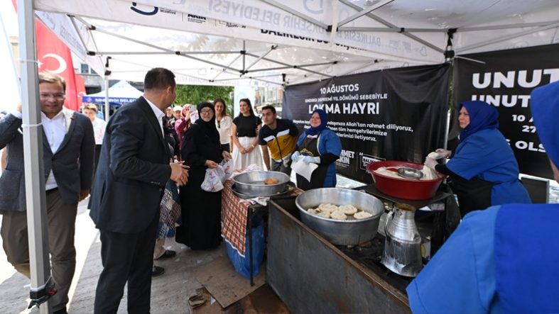 Akın, depremin yıl dönümünde Sındırgı’yı Unutmadı