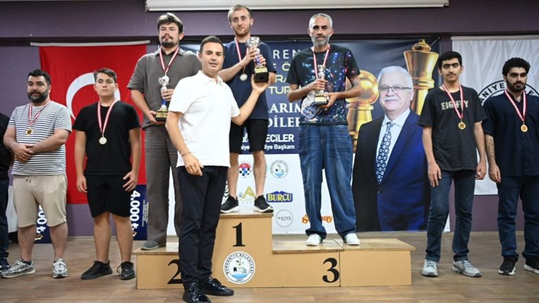 Akın, satranç turnuvası ödül törenine katıldı