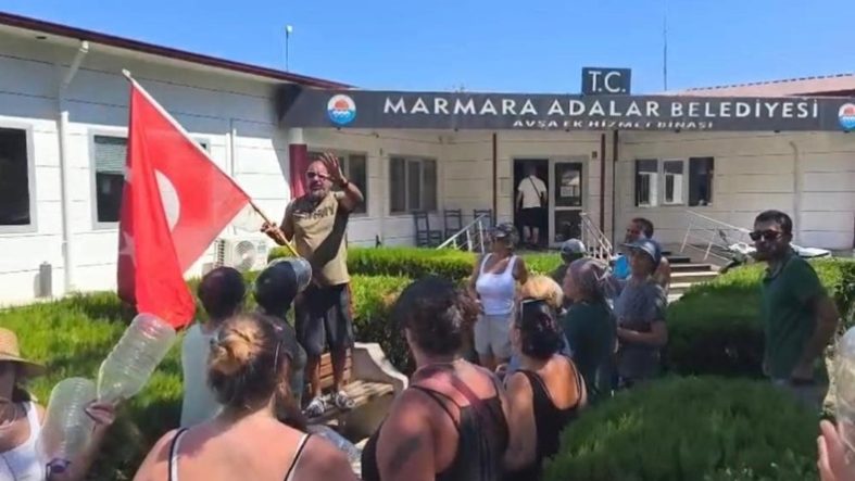 Avşa'da su protestosu Konser değil, su istiyoruz