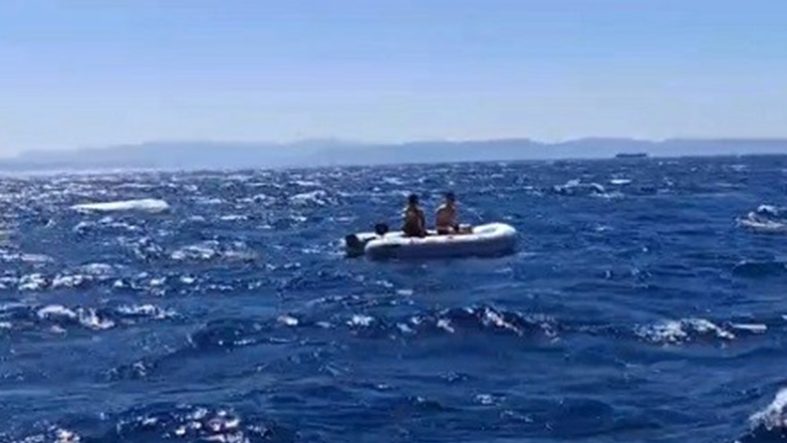AYVALIK AÇIKLARINDA SÜRÜKLENEN 2 KİŞİ SAHİL GÜVENLİK TARAFINDAN KURTARILDI