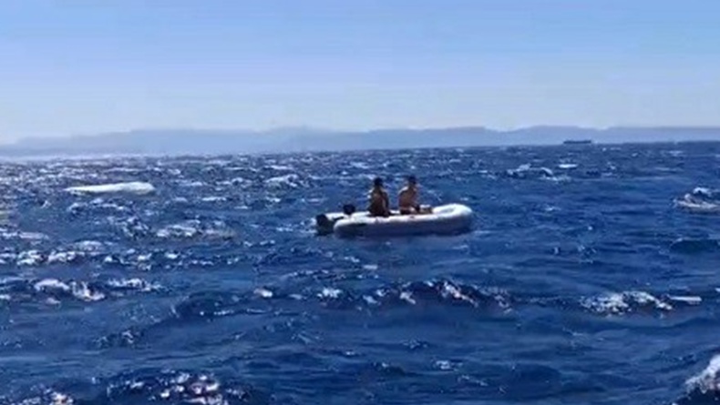 Ayvalık açıklarında sürüklenen 2 kişi Sahil Güvenlik tarafından kurtarıldı