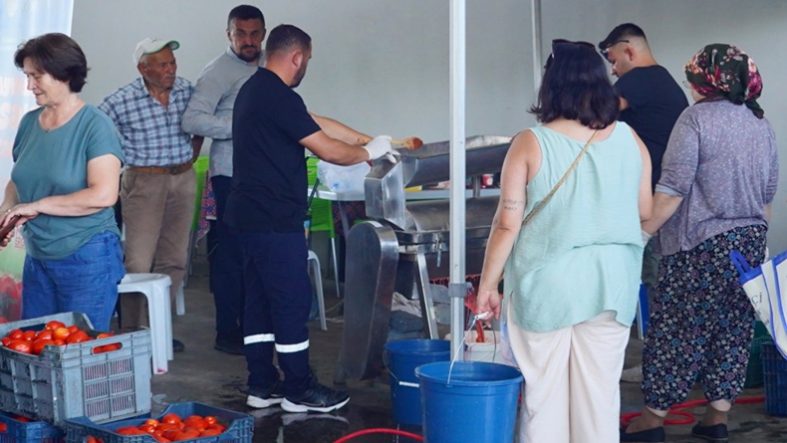 Ayvalık’ta Salça Makinesi Mahallelere Geliyor