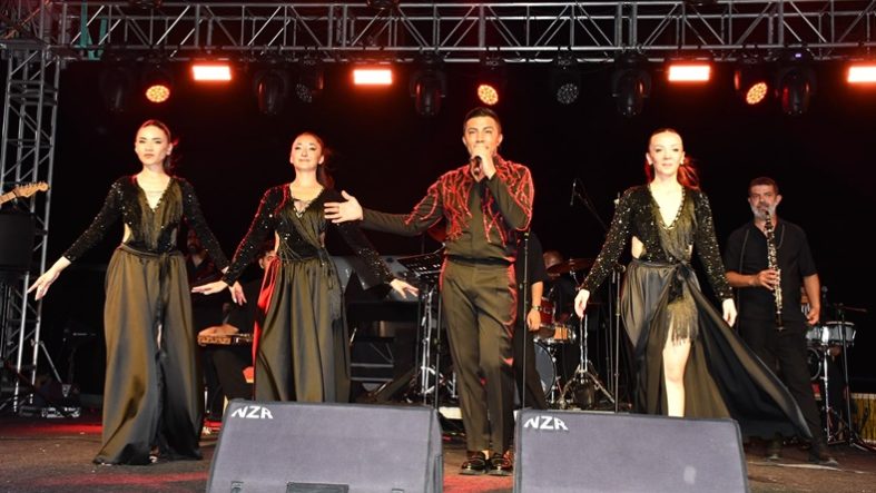 Ayvalık’ta Yaz Konserleri Kapsamında MOD10 ve Ayhan Erden Rüzgârı Esti (1)