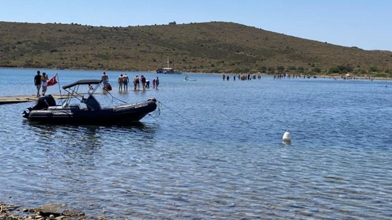 Ayvalık'ta binlerce turistin denize yürüyerek geçtiği boğazda can güvenliği yok (1)
