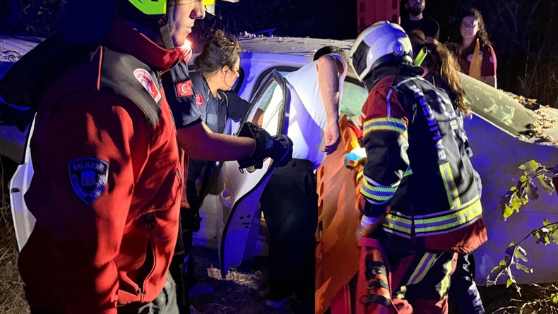 Balıkesir Ayvalık’ta Gece Yarısı Kaza: 3 Kişi Yaralandı