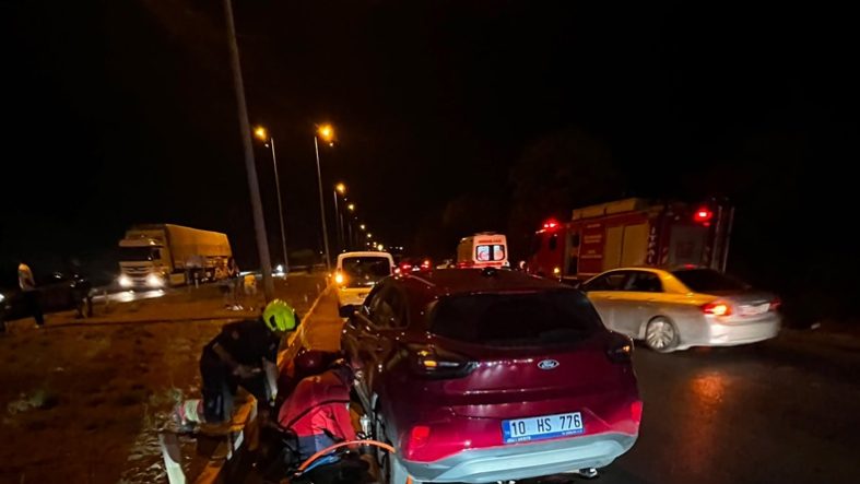 Balıkesir Burhaniye’de Feci Kaza Otomobilin Altında Kalan Vatandaş Hayatını Kaybetti