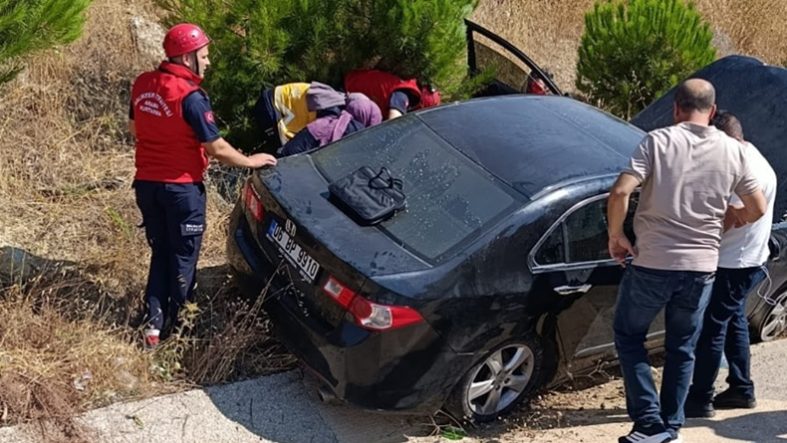 Balıkesir-Dursunbey Yolunda Kaza! Sürücü Araçta Sıkıştı (2)