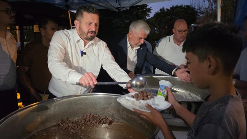 Balıkesir’de AK Parti’den Anlamlı Program Sındırgı’da Hem Vefa Hem Dua Buluşması (2)