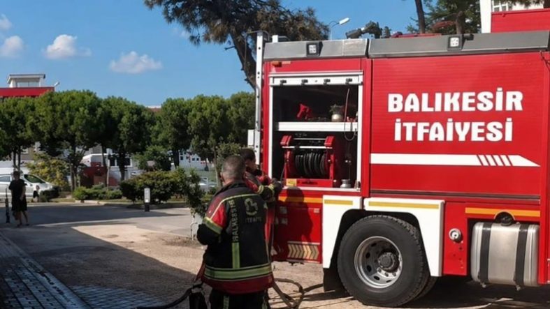 Balıkesir'de düğün konvoyundan atılan havai fişek çam ağacını yaktı