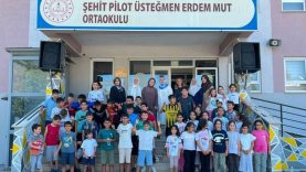 Burhaniye’de kadın muhtar öğrencilere ikramlarda bulundu