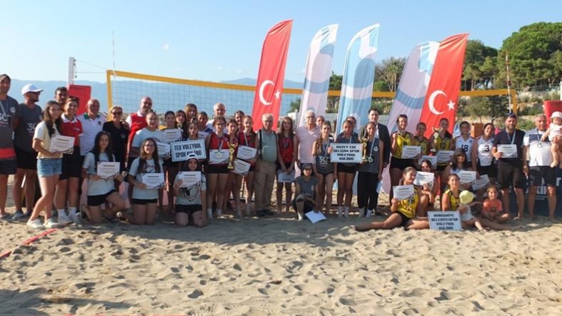 Burhaniye’de plaj voleybolu heyecanı yaşandı