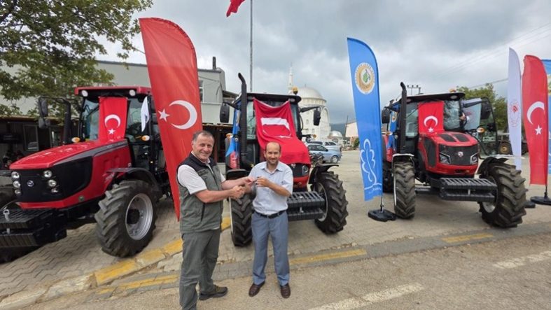 Dedeoba'da ORKÖY desteğiyle 3 traktör hak sahiplerine teslim edildi (1)
