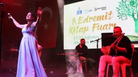 Edremit Kitap Fuarı’nda İkinci Gün Edebiyat, Mavi Vatan ve Demokrasi Aynı Sahnedeydi
