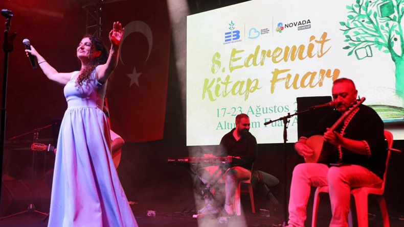 Edremit Kitap Fuarı’nda İkinci Gün: Edebiyat, Mavi Vatan ve Demokrasi Aynı Sahnedeydi