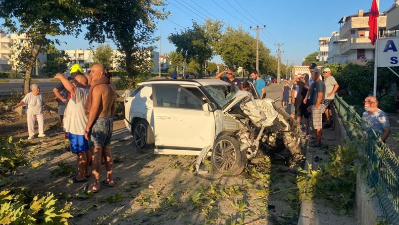 Edremit’te otomobil ağaca çarptı