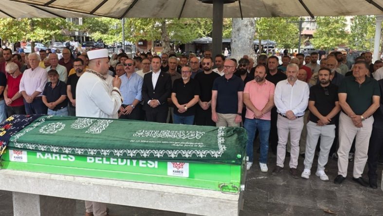 Gazeteci Tarık Sürmelioğlu’nun Acı Günü Nadide Ovalı Son Yolculuğuna Uğurlandı (2)