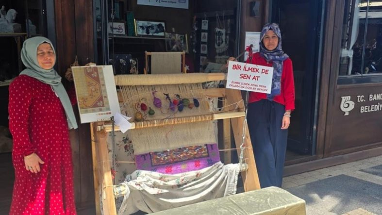 İlmek ilmek kültür mirası Bandırmalı kadınlar halı dokuma sanatını yaşatıyor